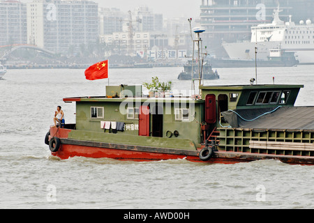 Barge in il Fiume Huangpu nella parte anteriore di Pudong, Shanghai, Cina e Asia Foto Stock