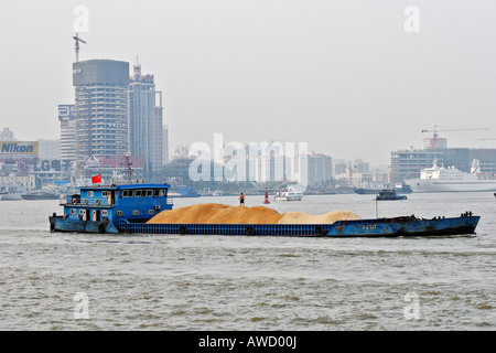 Barge in il Fiume Huangpu nella parte anteriore di Pudong, Shanghai, Cina e Asia Foto Stock