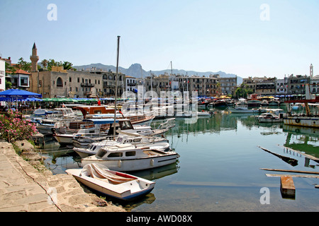 Kyrenia, il centro città e la marina con la Pentadaktylos-Besparmak montagne sullo sfondo, la parte settentrionale di Cipro, Cipro, Europa Foto Stock