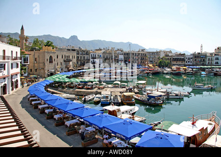 Kyrenia, il centro città e la marina con la Pentadaktylos-Besparmak montagne sullo sfondo, la parte settentrionale di Cipro, Cipro, Europa Foto Stock