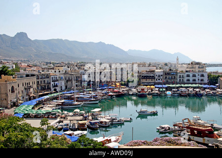 Kyrenia, il centro città e la marina con la Pentadaktylos-Besparmak montagne sullo sfondo, la parte settentrionale di Cipro, Cipro, Europa Foto Stock