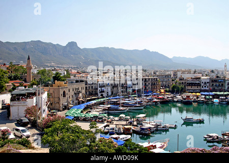 Kyrenia, il centro città e la marina con la Pentadaktylos-Besparmak montagne sullo sfondo, la parte settentrionale di Cipro, Cipro, Europa Foto Stock