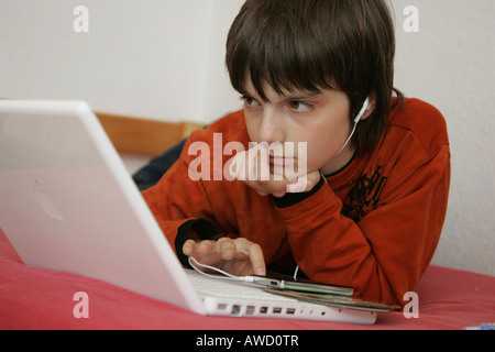 Ragazzo di scaricare musica da Internet Foto Stock