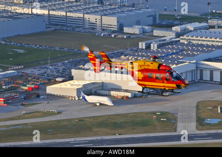 Eurocopter Medicopter BK 117 volando sopra la pianta di Airbus di Amburgo, Germania, Europa Foto Stock