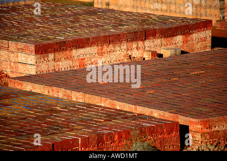 Pile di nuovo LBC mattoni laterizi Hanson brick company Whittlesey Cambridgeshire England Regno Unito Regno Unito Foto Stock