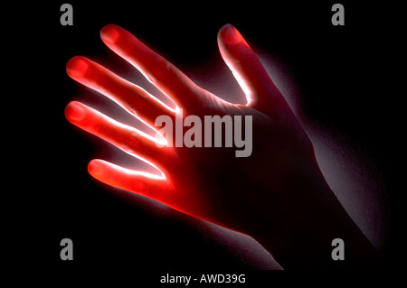 Il sangue che scorre attraverso la mano incandescente Foto Stock