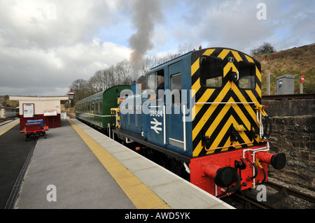 Treno diesel a Ecclesbourne Valley Railway in Wirksworth Peak District Derbyshire Foto Stock