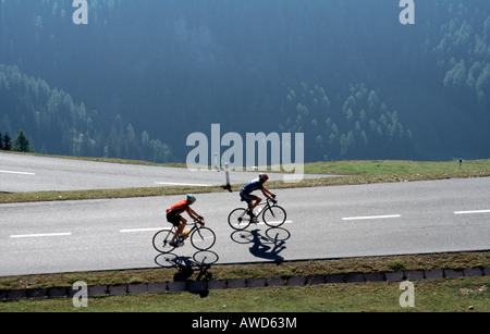 Due ciclisti su strada del Nockalm (Nockalmstrasse), la Carinzia, Austria, Europa Foto Stock