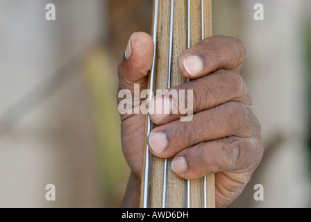 Le dita sulla tastiera di un contrabbasso, Havana, Cuba, Caraibi, America Foto Stock