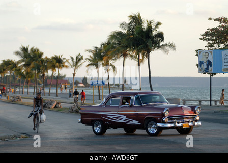 Auto d'epoca, guida, Malecón, Cienfuegos, Cuba, Americhe Foto Stock