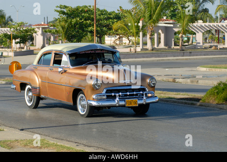 Marrone Vintage guida auto giù per una strada a Cienfuegos, Cuba, Americhe Foto Stock