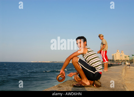 Ragazzo di pesca, Malecón, Cuba, Caraibi, America Foto Stock