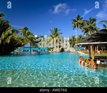 Piscina con bar, oceano e palme, Sun Island, atollo di Ari, Maldive, Oceano Indiano Foto Stock