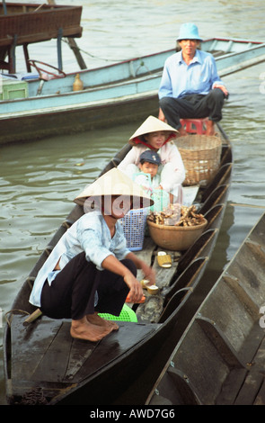 Famiglia sulla barca, Vietnam Foto Stock