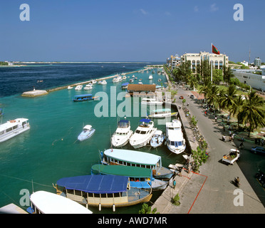 Vista panoramica del porto di maschio e il lungomare, barche, bandiera maldiviano, Maldive, Oceano Indiano Foto Stock