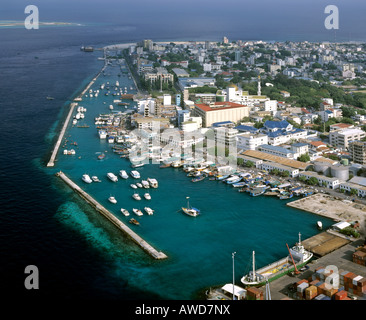 Vista aerea del porto, Venerdì moschea con minareto e cupola dorata, maschio (Dhivehi), Maldive, Oceano Indiano Foto Stock