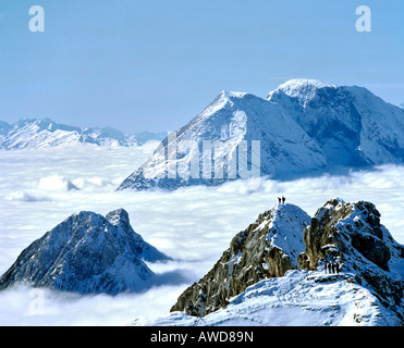 Vista panoramica della gamma di Karwendel nel mare di nebbia, vista di Mieminger Catena, Alta Baviera, Baviera, Germania, Europa Foto Stock