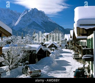 La molla su strada ("Fruehlingsstrasse') in inverno, la gamma del Wetterstein e il massiccio dello Zugspitze, la Germania, il monte più alto, Garmisch-Part Foto Stock