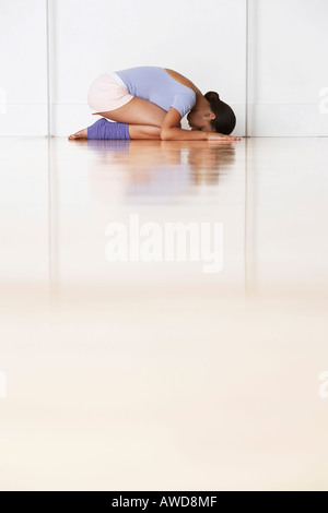 Ballerino, accovacciato in posizione di preghiera Foto Stock