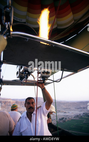 Nord Africa Alto Egitto luxor la mattina presto mongolfiera in viaggio sulla Cisgiordania Foto Stock
