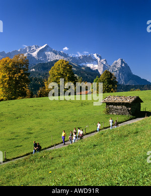 Sentiero escursionistico vicino a Garmisch-Partenkirchen, autunno, Wetterstein mountain range, Alta Baviera, Germania Foto Stock