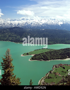 Penisola Zwergern nel lago di Walchen (Walchensee), Karwendel mountain range, Alta Baviera, Germania Foto Stock