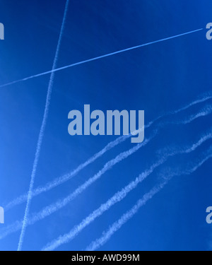 Il traffico aereo, con sentieri nel cielo Foto Stock