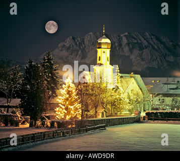 La chiesa, albero di Natale dalla luna piena, Wallgau, gamma di Wetterstein, Fiume Isar Valley, Alta Baviera, Baviera, Germania, Europa Foto Stock