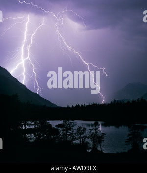 Tempesta e fulmini, Loisach Valley, il lago Muehlsee vicino a Eschenlohe, Alta Baviera, Baviera, Germania Foto Stock