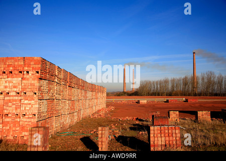 Pile di nuovo LBC mattoni laterizi Hanson brick company Whittlesey Cambridgeshire England Regno Unito Regno Unito Foto Stock