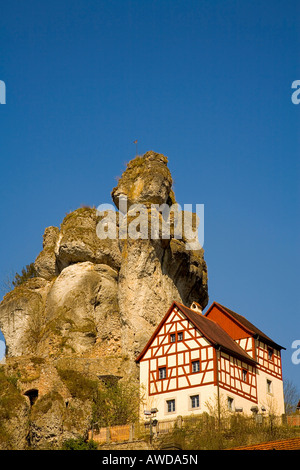 Vecchia casa in legno e muratura nella parte anteriore del grande formazione di roccia, Tuechersfeld, Svizzera della Franconia, Baviera, Germania, Europa Foto Stock