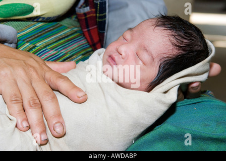 Neonato nella sua madre di giro, Mae Tao Clinic per i profughi birmani, Maesot, Thailandia Foto Stock