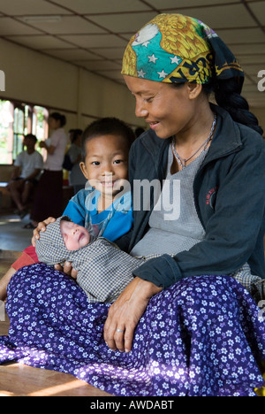 Madre e neonato e figlio, Kou Kou Clinic, Swe Kou Kou village, IDP-Area al confine con la Tailandia vicino Maesot, Birmania Foto Stock