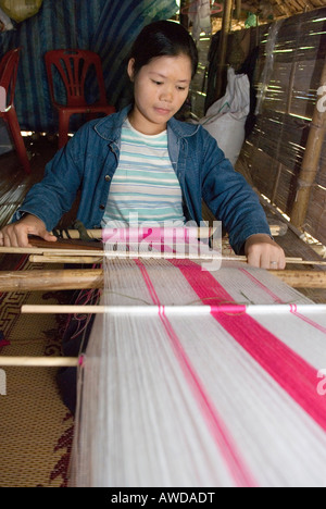 Giovane donna tessitura, IDP-Camp Oh Win Hta, IDP-Area al confine con la Tailandia vicino a Mae Sam Raep, Birmania Foto Stock