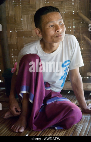 Rifugiato dalla Birmania alla ricerca in questione, Mae Ra Camp per i profughi birmani, Maesot, Thailandia Foto Stock