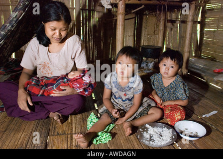 Vedova con albero bambini in bamboo hut, Refugee Camp Oh Win Hta, IDP-Area al confine con la Tailandia vicino a Mae Sariang, Birmania Foto Stock