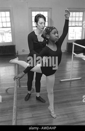 Insegnante di danza funziona con la giovane ballerina al Brooklyn Scuola di Musica di Brooklyn New York Foto Stock