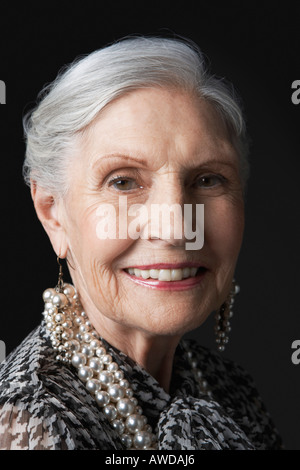 Senior donna con orecchini perla Foto Stock