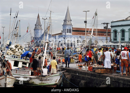 Porto di pescatori, mercato del pesce e l'edificio storico del "Ver-O-Peso " mercato di Belem, Para, Brasile Foto Stock