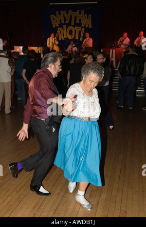 Una vecchia coppia che danzava i gialli anni '2000 del Regno Unito. Pontins Holiday Camp, Camber Sands, Sussex, Inghilterra. Rhythm Riot retro Weekend 2007 HOMER SYKES Foto Stock