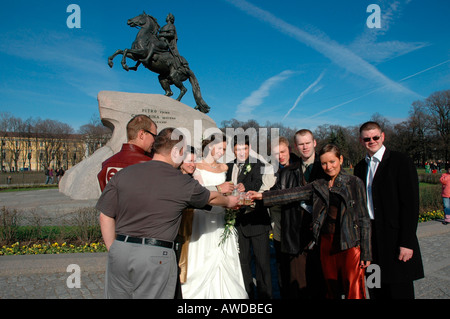 Festa di nozze nella parte anteriore del Peter il grande monumento, San Pietroburgo, Russia Foto Stock