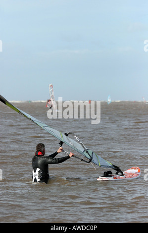 Windsurf tenetevi pronti che fissa la sua vela Foto Stock