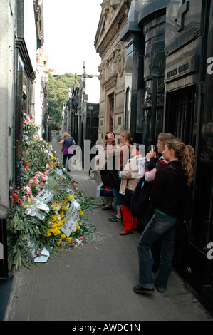 I visitatori di fronte alla tomba di Eva Perón (Evita) a Recoleta cementary, Buenos Aires, Argentina Foto Stock