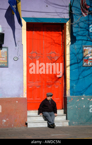 Il vecchio uomo di fronte facciata colorata, La Boca, Buenos Aires, Argentina Foto Stock