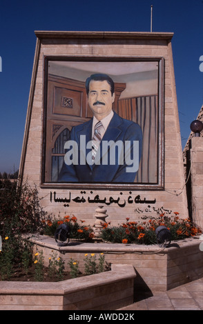 Carta murale raffigurante Saddam Hussein prima della sua demolizione, Mosul, Iraq, Medio Oriente e Asia Foto Stock