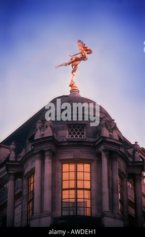 Statuetta d'oro sul tetto della banca di Inghilterra al crepuscolo City of London REGNO UNITO Foto Stock