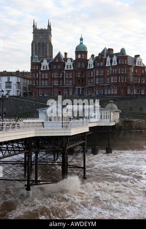 Cromer Pier guardando indietro verso la città di Cromer Foto Stock