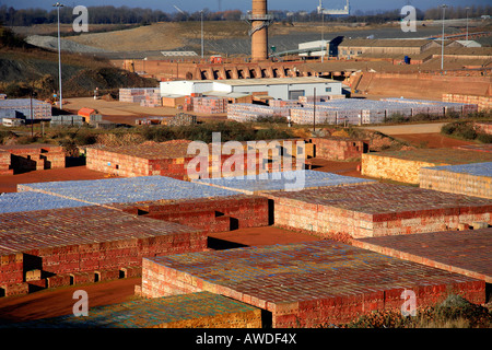 Pile di nuovo LBC mattoni laterizi Hanson brick company Whittlesey Cambridgeshire England Regno Unito Regno Unito Foto Stock