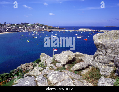 Isole Scilly - Vista sul porto guardando verso Hugh città sull'isola di St Mary Foto Stock