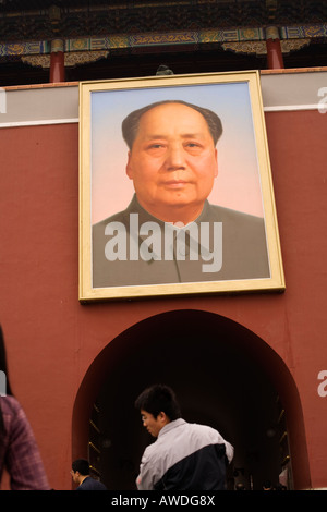 Un grande ritratto di Mao Tse Tung appeso all'ingresso della città proibita. Pechino, Repubblica Popolare di Cina Foto Stock
